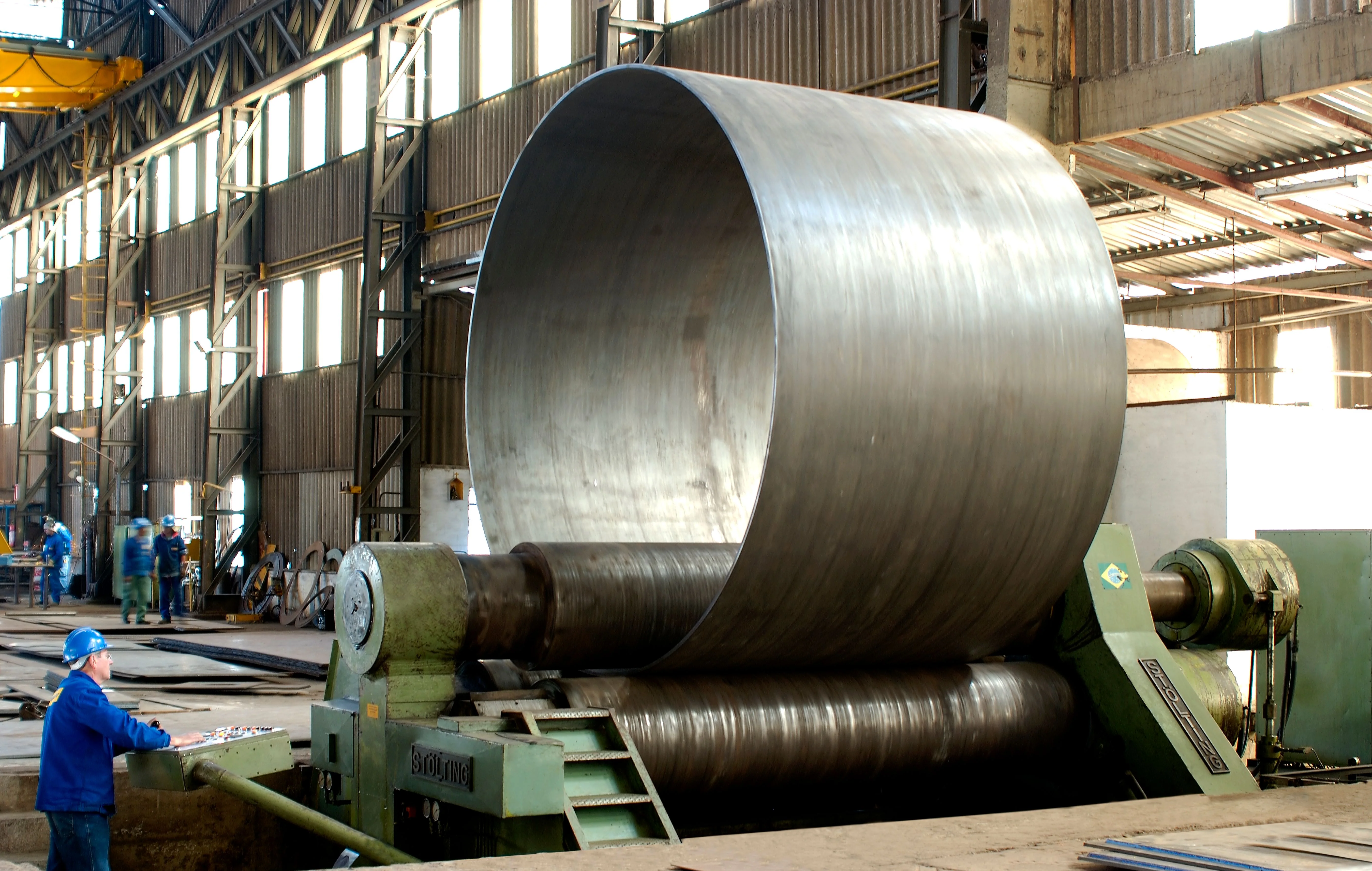 Calandragem de chapa de aço em equipamento industrial
