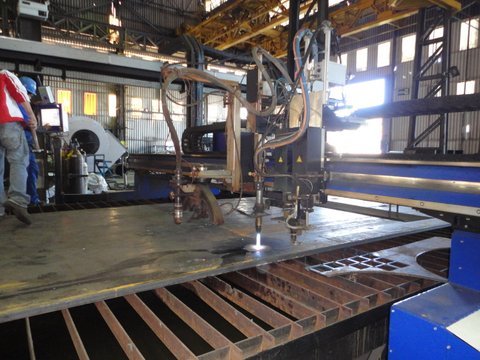 Máquina de corte CNC trabalhando sobre chapa de aço