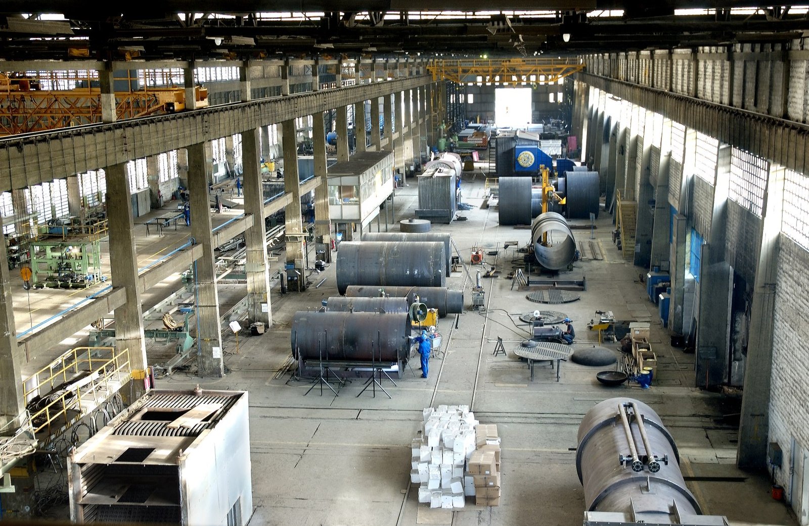 Vista interna da fábrica Steammaster com equipamentos metalmecânicos em produção
