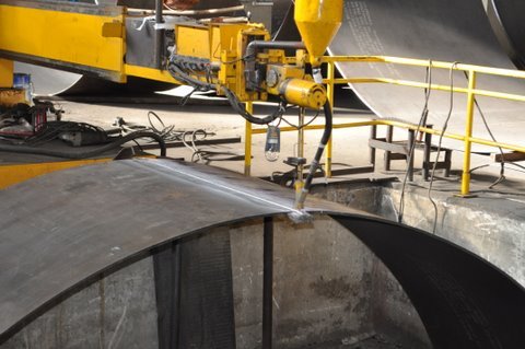 Soldagem por arco submerso em componente cilíndrico